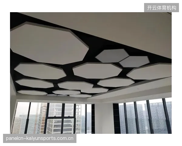 低于2毫米的承诺：头部品牌玻纤吸音板提供的10年质保，明确要求高温高湿环境下挠度变量小于2毫米